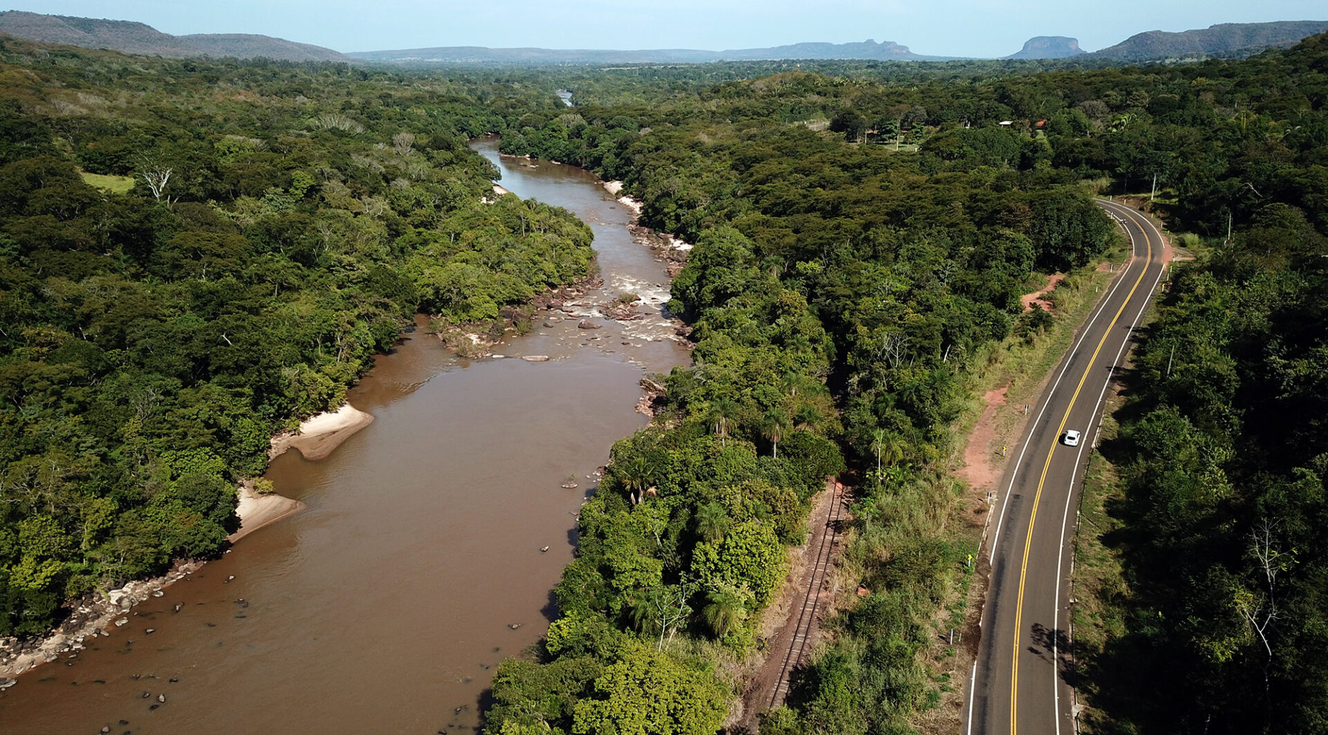 Estrada-Parque tem grande potencial turístico: asfalto corta a morraria, onde passam o Rio Aquidauana e a antiga ferrovia Noroeste do Brasil