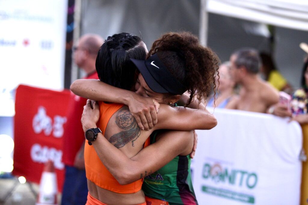 Atletas comemoram resultado da corrida. Foto: Gleison Nascimento